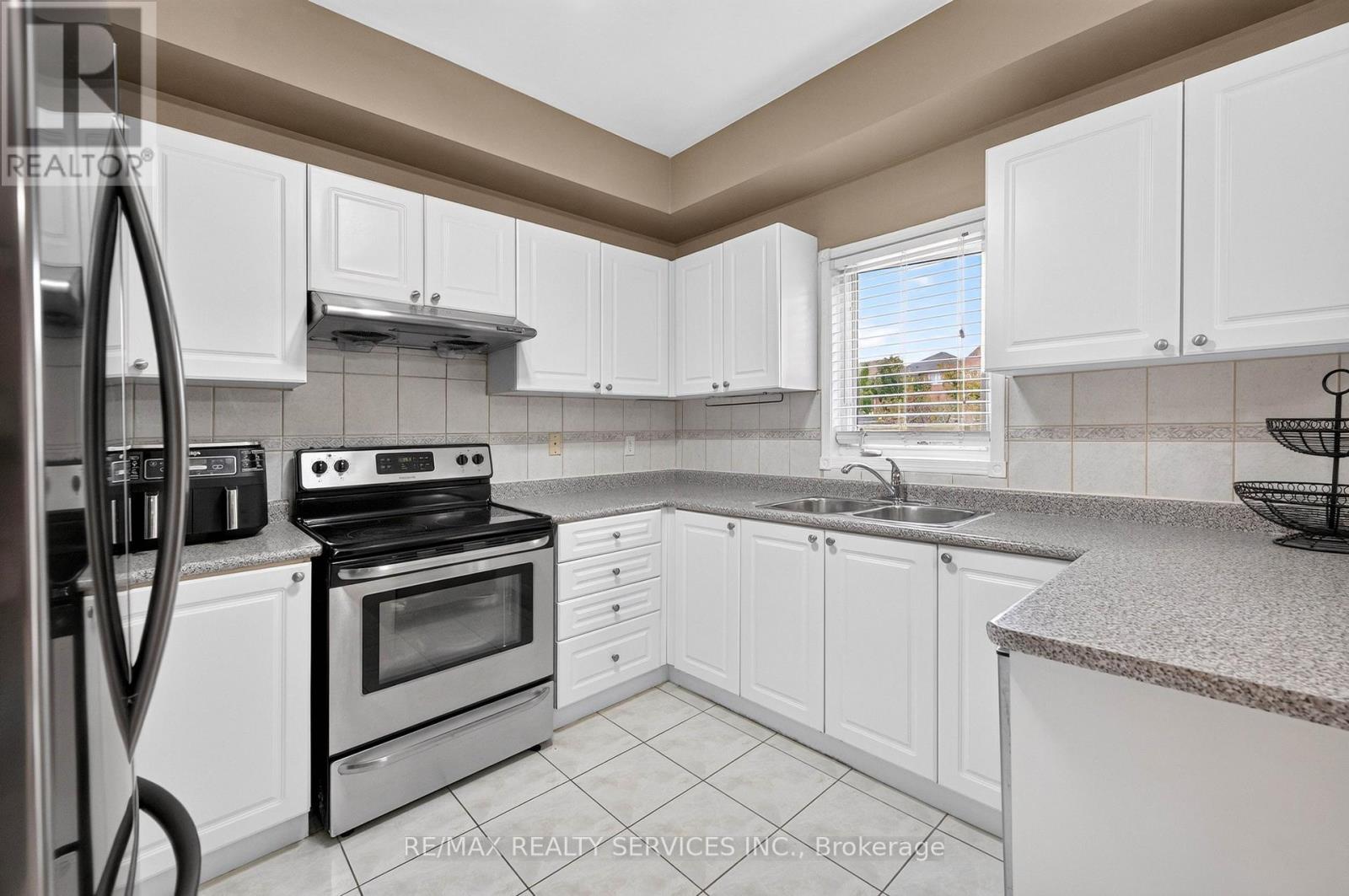 703 Twain Avenue, Mississauga, Ontario  L5W 1K7 - Photo 15 - W13768516