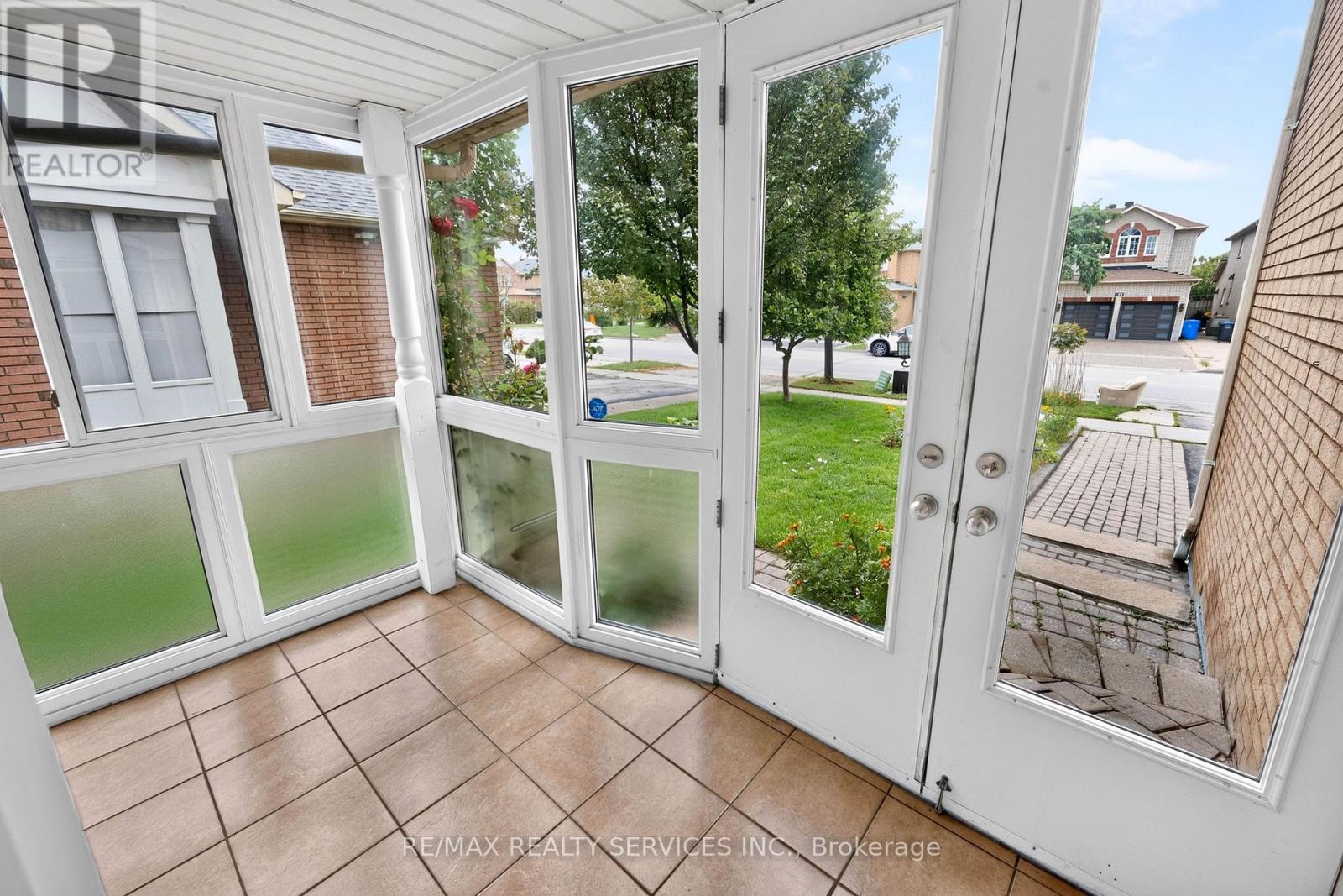 703 Twain Avenue, Mississauga, Ontario  L5W 1K7 - Photo 2 - W13768516
