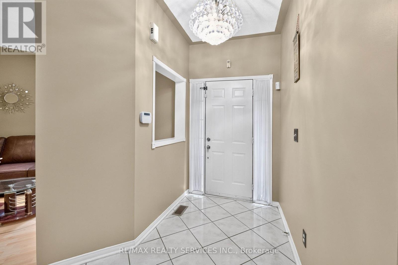 703 Twain Avenue, Mississauga, Ontario  L5W 1K7 - Photo 3 - W13768516
