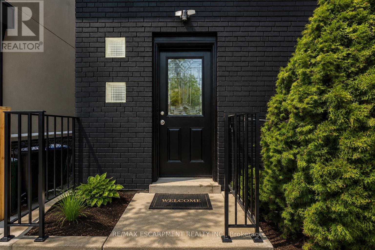 43 Broadview Avenue, Mississauga, Ontario  L5H 2S8 - Photo 3 - W13737888
