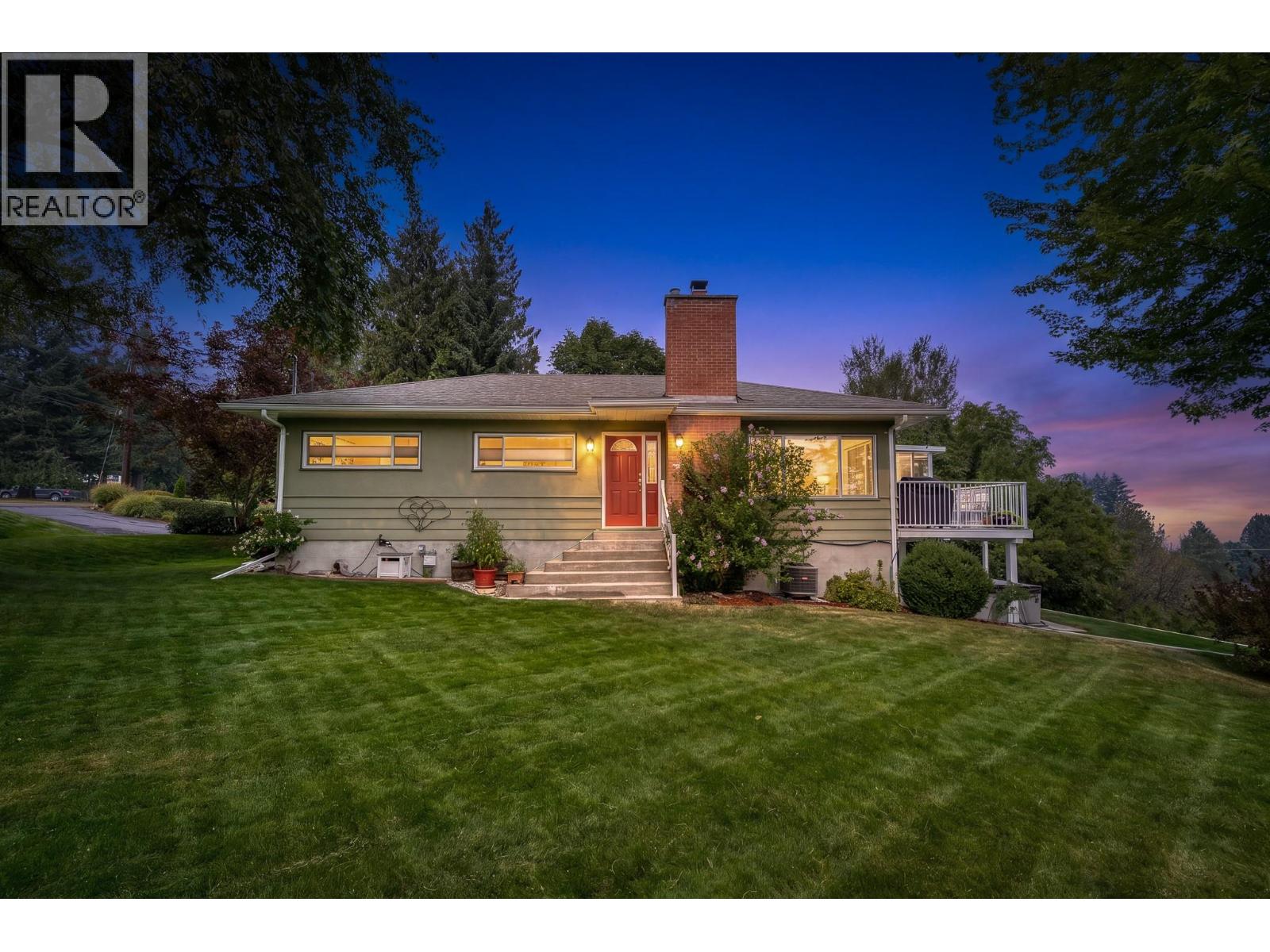 2705 9th Avenue, Castlegar, British Columbia V1N 2Y7 - Photo 2 - 10400301