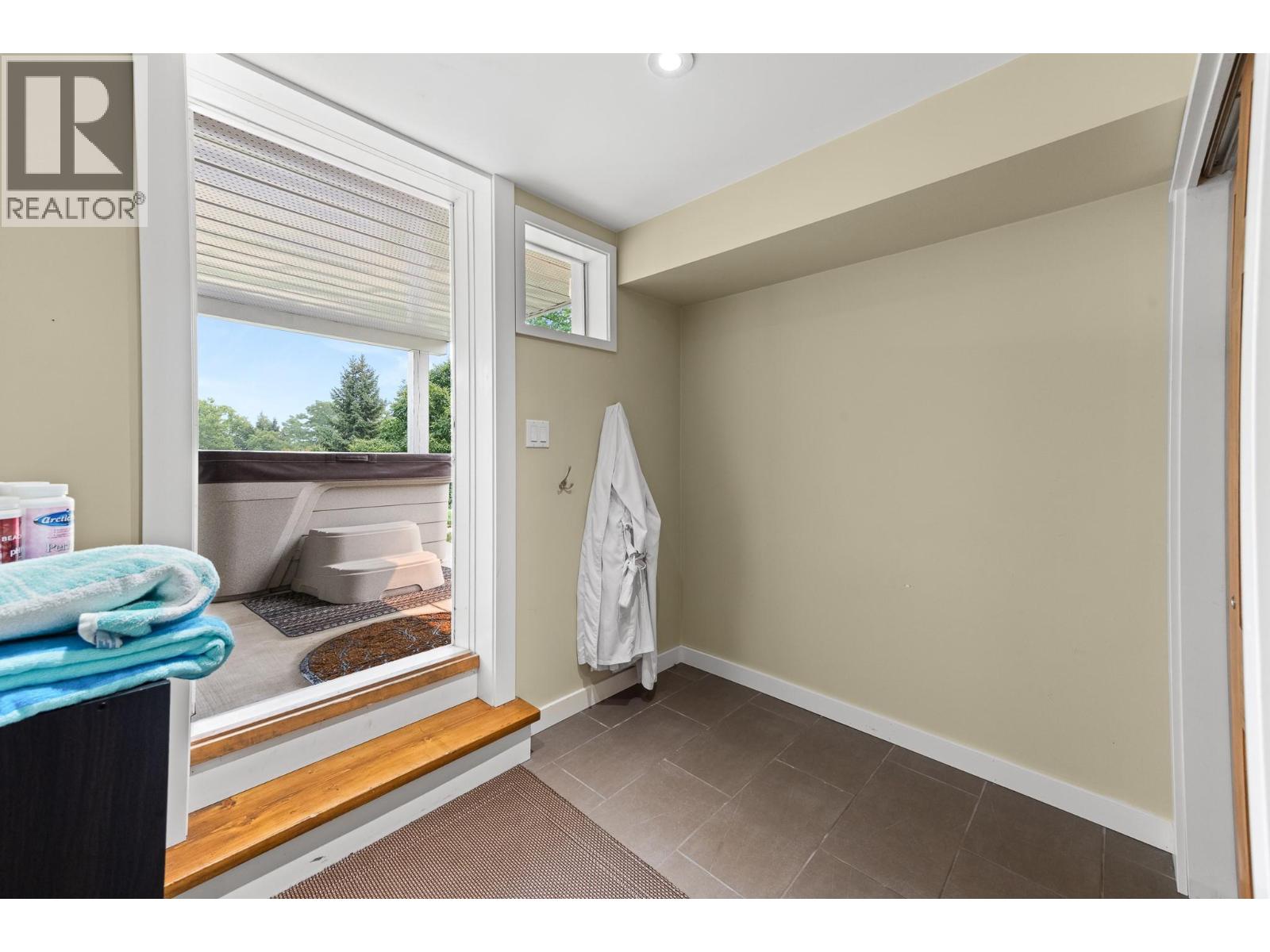 2705 9th Avenue, Castlegar, British Columbia V1N 2Y7 - Photo 39 - 10400301