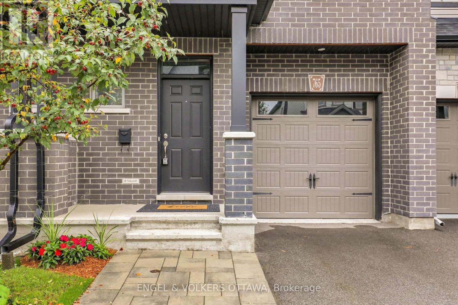 765 Dearborn Private W, Ottawa, Ontario  K1T 0W3 - Photo 2 - X13768578