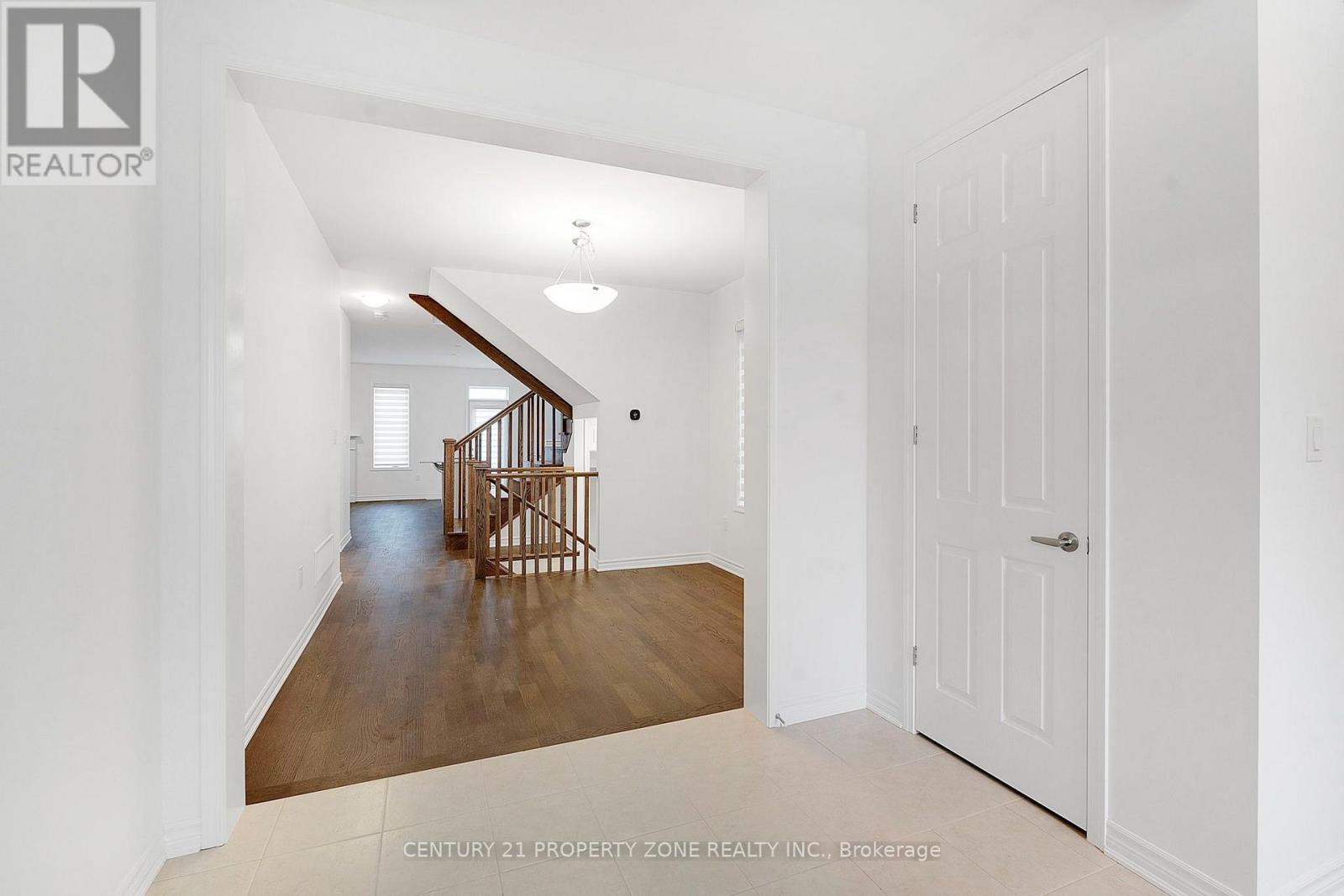 1518 Zilio Terrace, Milton, Ontario  L9E 2H8 - Photo 4 - W13768594