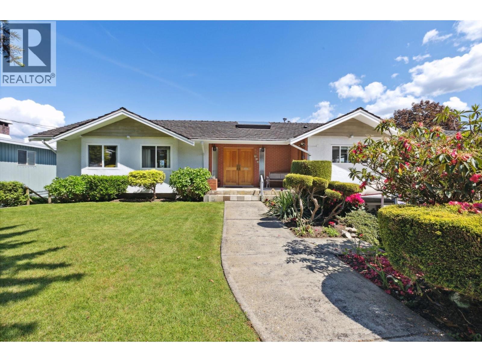 474 Fairway Drive, North Vancouver, British Columbia  V7G 1L5 - Photo 2 - R3163998