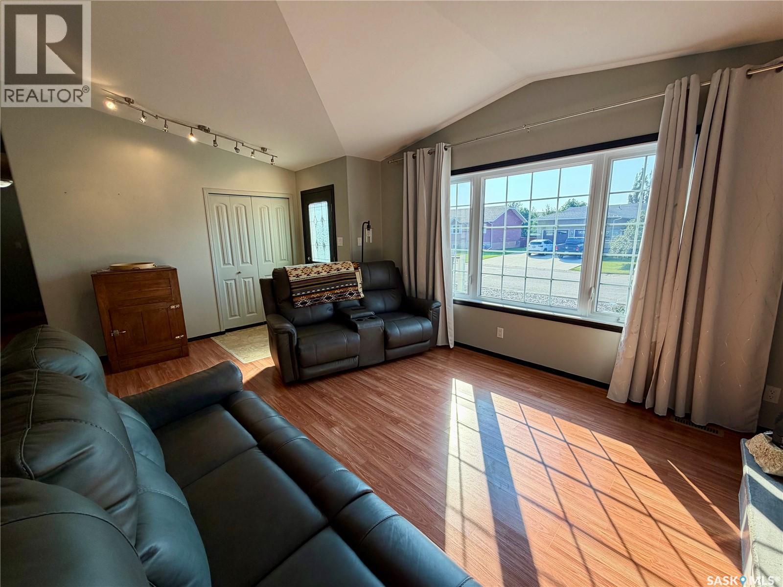 303 5th Street W, Carnduff, Saskatchewan  S0C 0S0 - Photo 4 - SK048045