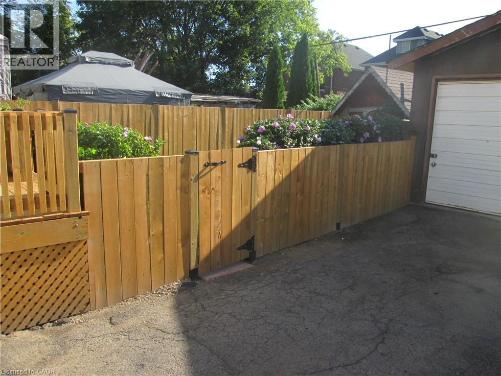 156 Leinster Avenue N, Hamilton, Ontario  L8L 6X9 - Photo 3 - 40861615