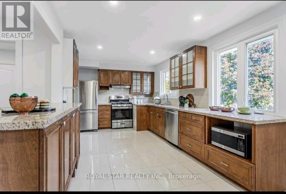 29 Westwood Lane, Richmond Hill, Ontario  L4C 6X4 - Photo 7 - N13768960