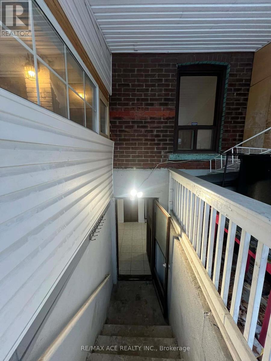 12 Mahoney Avenue, Toronto, Ontario  M6M 2H4 - Photo 13 - W13769120