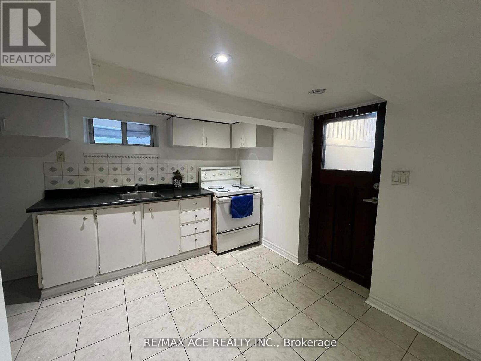 12 Mahoney Avenue, Toronto, Ontario  M6M 2H4 - Photo 17 - W13769120