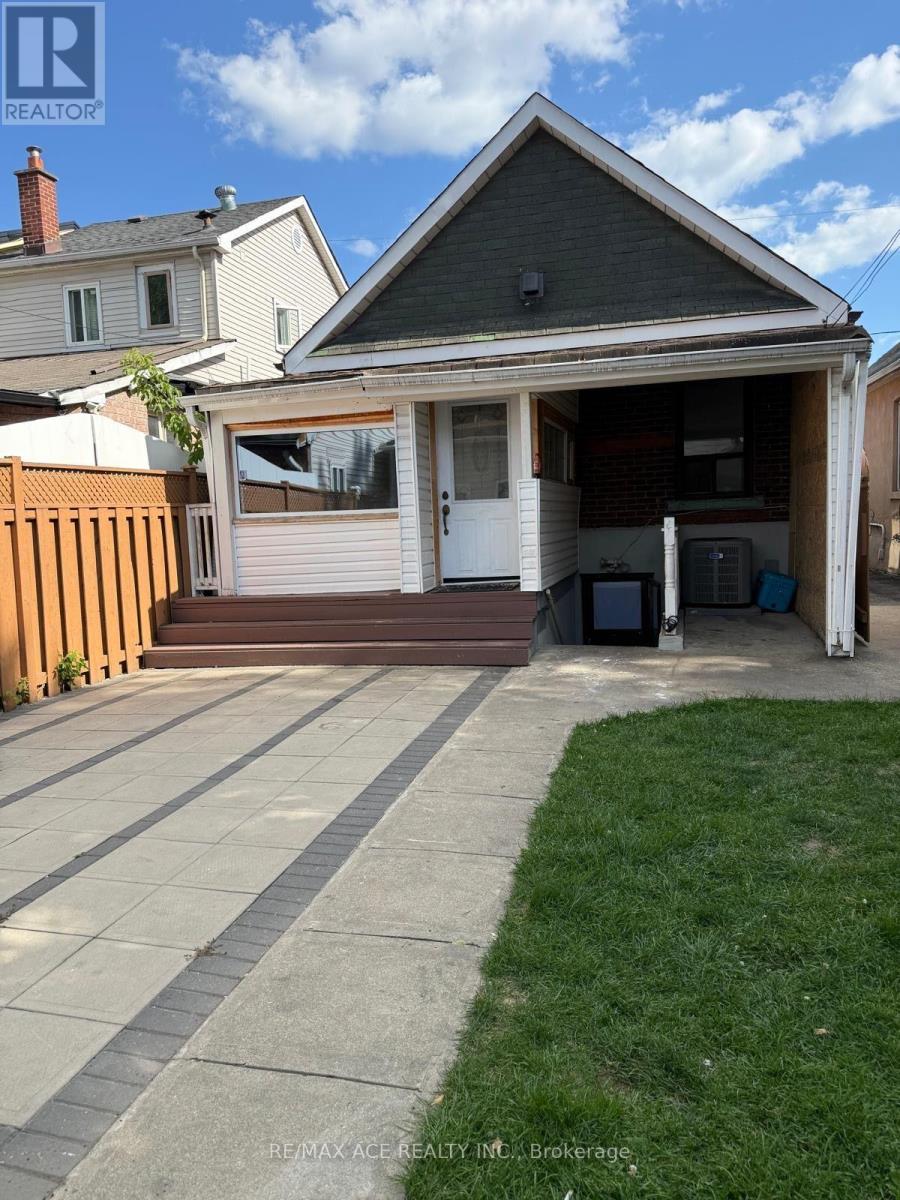 12 Mahoney Avenue, Toronto, Ontario  M6M 2H4 - Photo 19 - W13769120