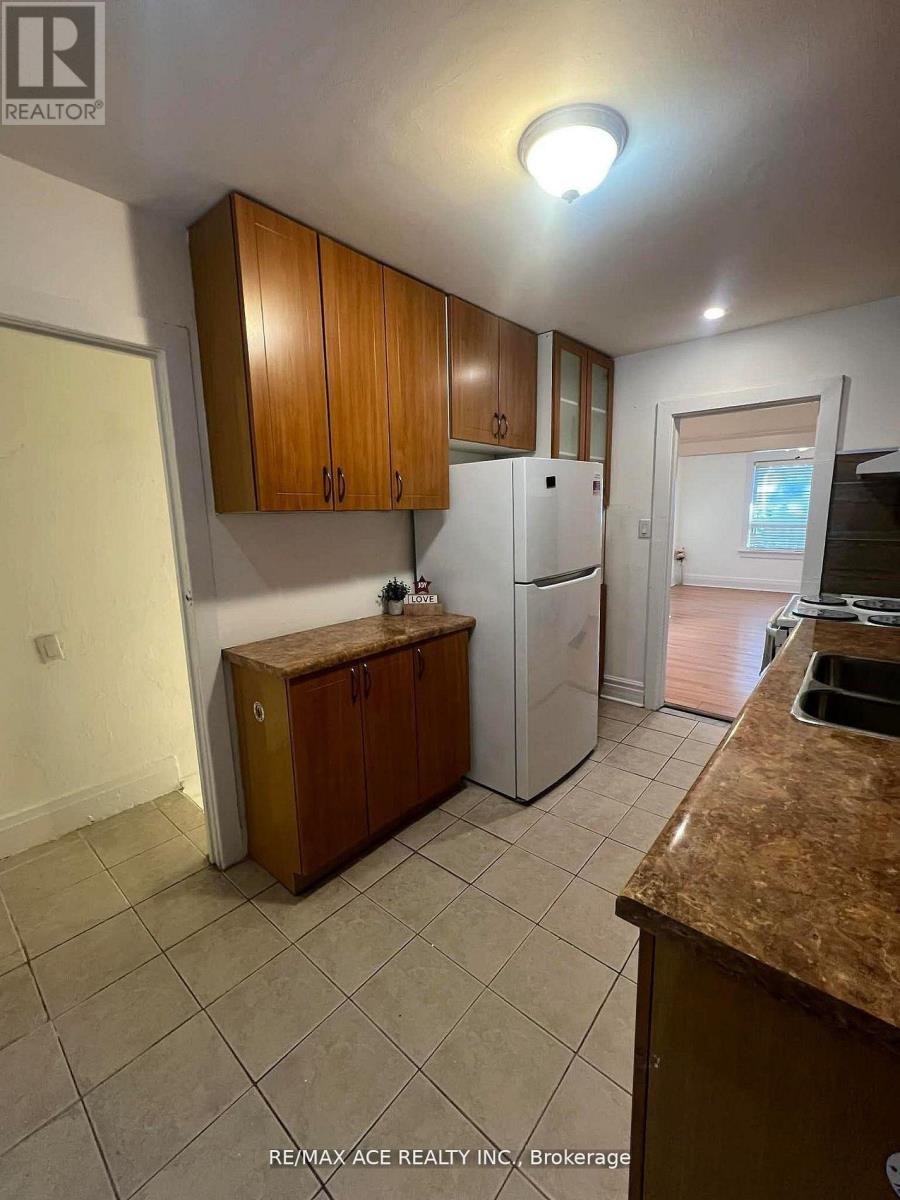 12 Mahoney Avenue, Toronto, Ontario  M6M 2H4 - Photo 6 - W13769120