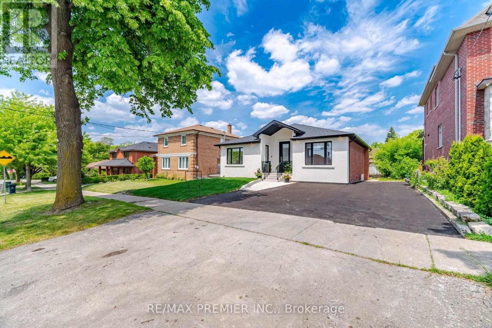 Main - 62 Flamborough Drive, Toronto, Ontario  M6M 2R6 - Photo 5 - W13769058
