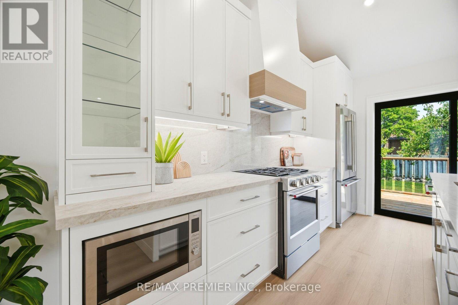 Main - 62 Flamborough Drive, Toronto, Ontario  M6M 2R6 - Photo 15 - W13769058