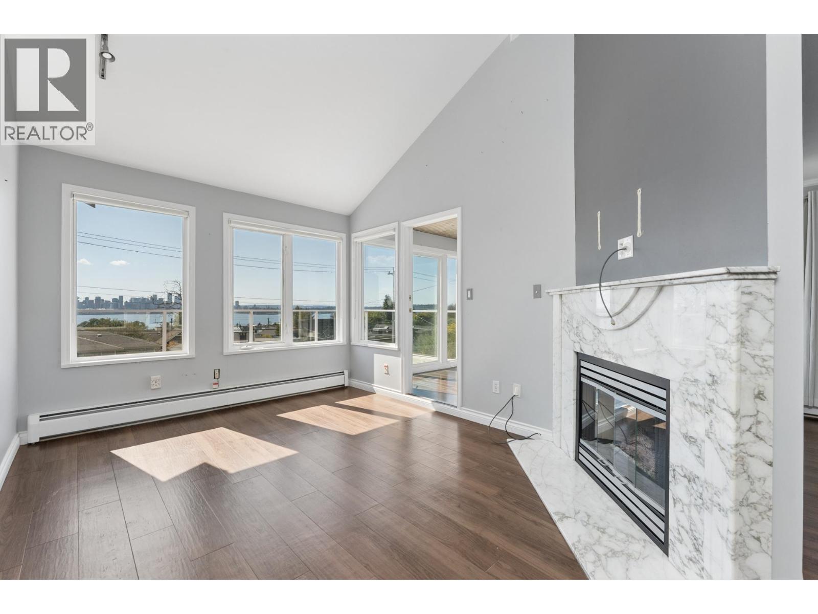 2 221 W 6th Street, North Vancouver, British Columbia  V7M 1K7 - Photo 3 - R3164084