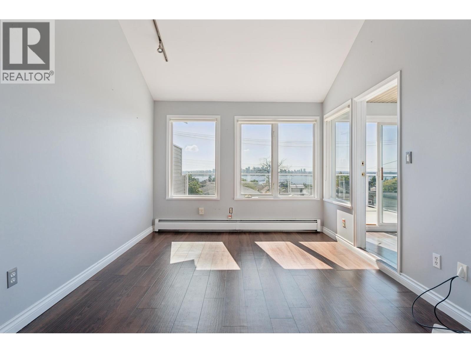 2 221 W 6th Street, North Vancouver, British Columbia  V7M 1K7 - Photo 4 - R3164084