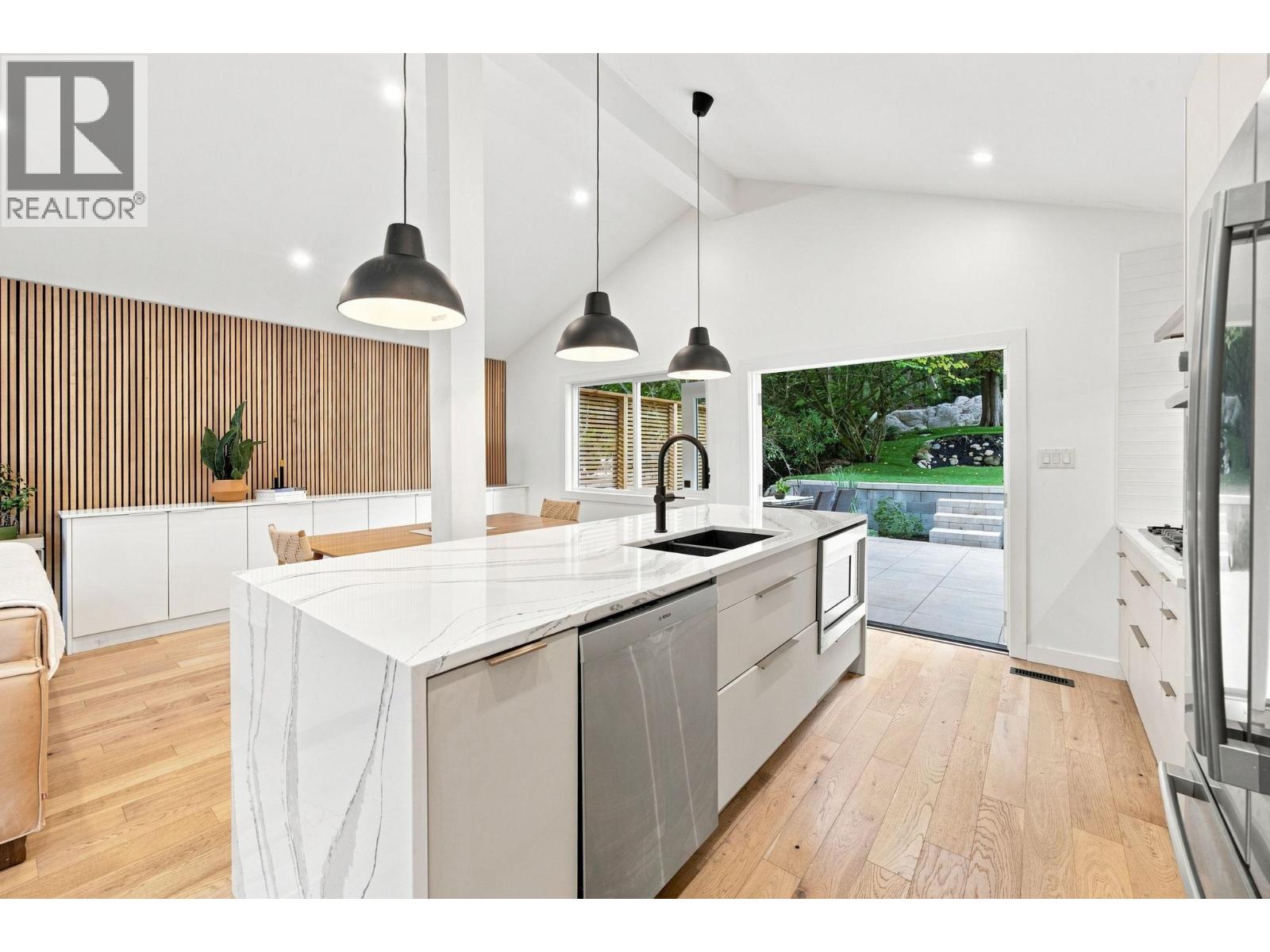 4646 Cove Cliff Road, North Vancouver, British Columbia  V7G 1H6 - Photo 6 - R3164079