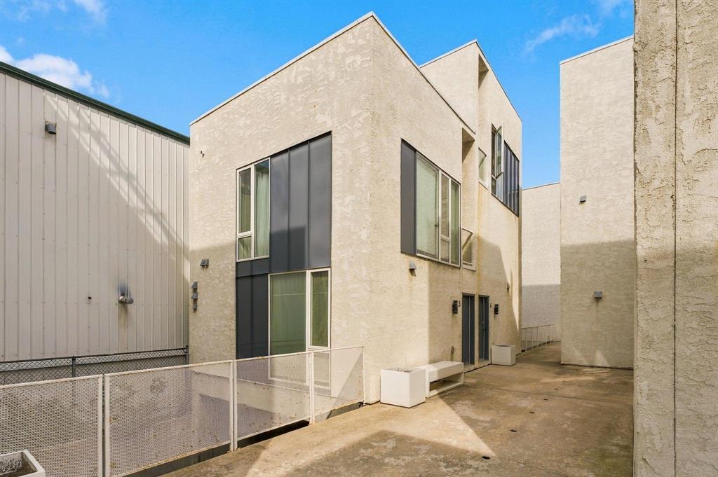 Exchange District Row / Townhouse for sale: 1 bedroom 702 sq.ft. (Listed 2026-09-09)