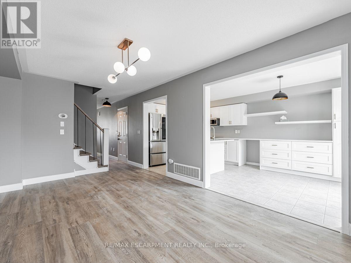 3352 Mikalda Road, Burlington, Ontario  L7M 0K9 - Photo 6 - W13769438