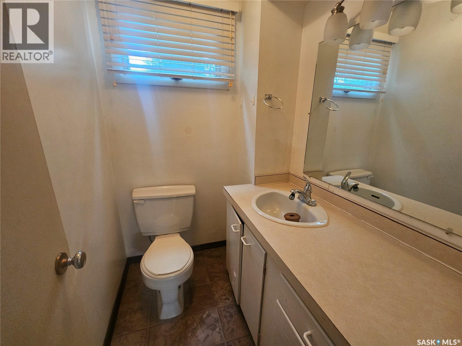 428 1st Avenue Nw, Swift Current, Saskatchewan  S9H 0N4 - Photo 12 - SK048104