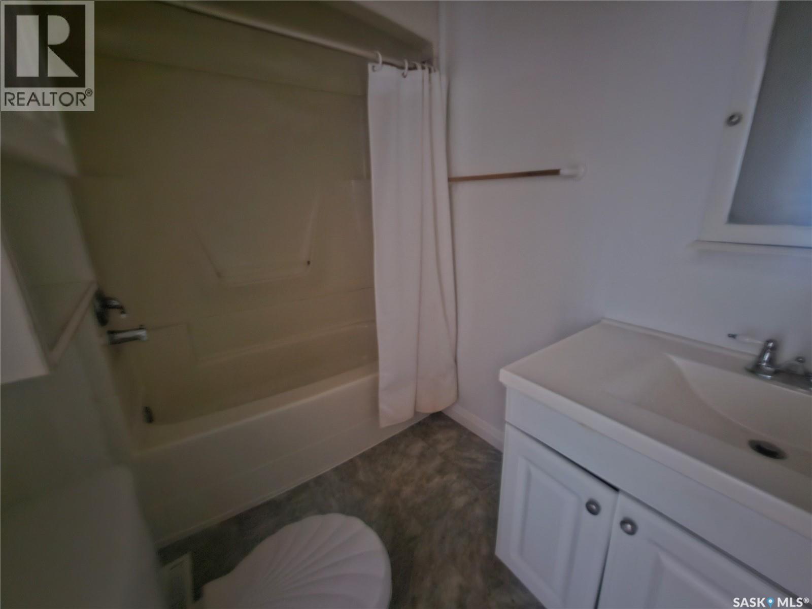 428 1st Avenue Nw, Swift Current, Saskatchewan  S9H 0N4 - Photo 14 - SK048104