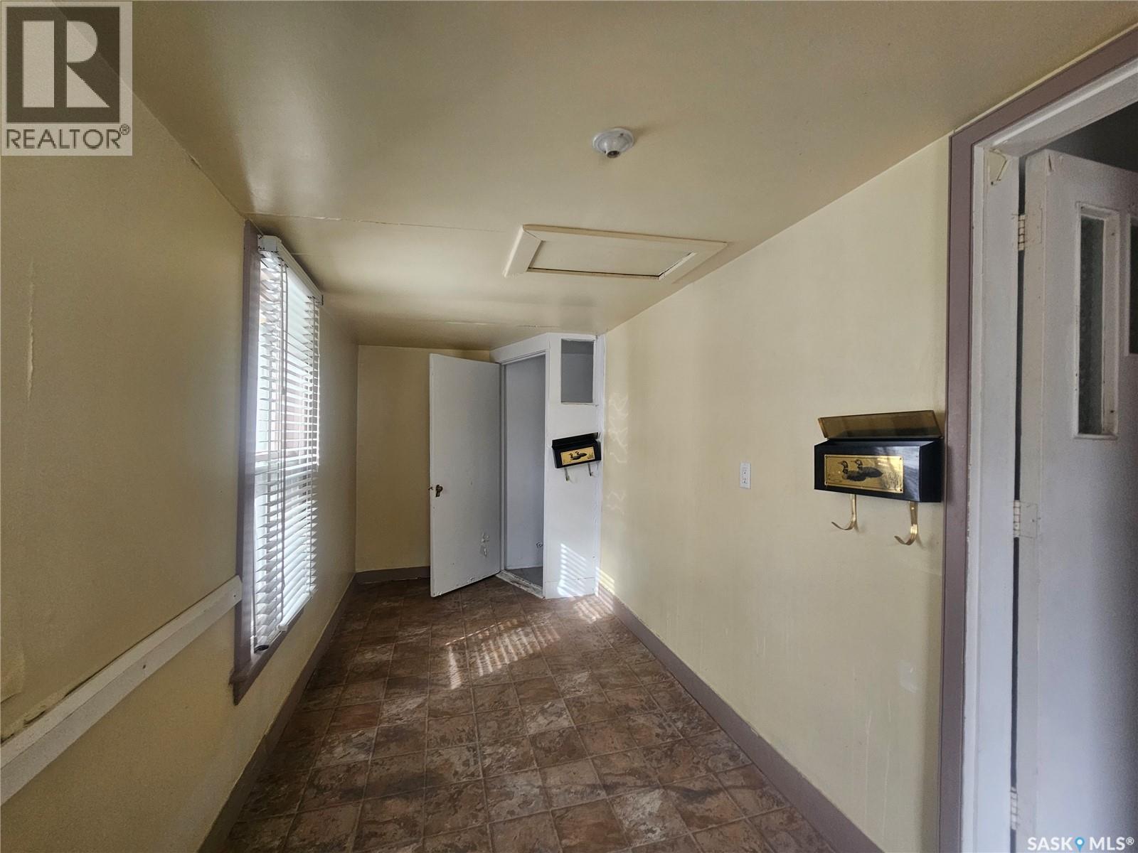 428 1st Avenue Nw, Swift Current, Saskatchewan  S9H 0N4 - Photo 2 - SK048104