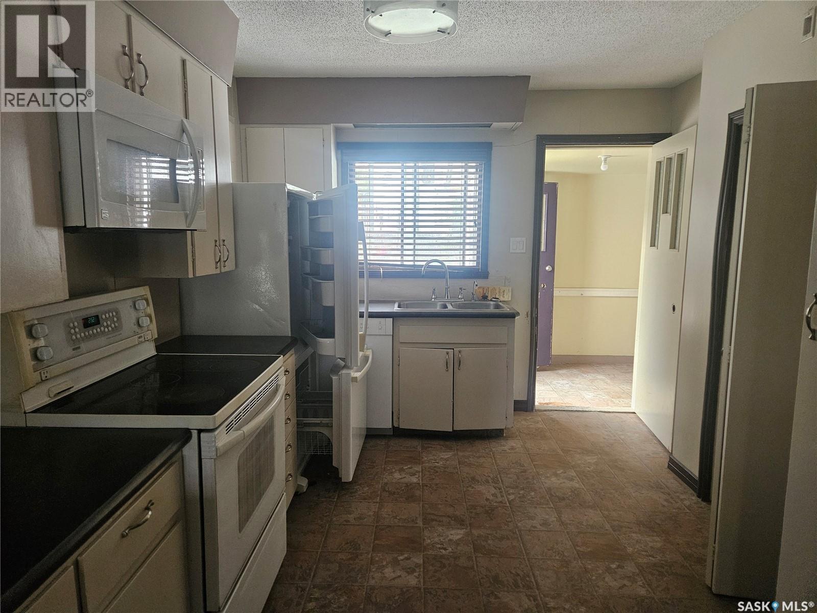 428 1st Avenue Nw, Swift Current, Saskatchewan  S9H 0N4 - Photo 3 - SK048104
