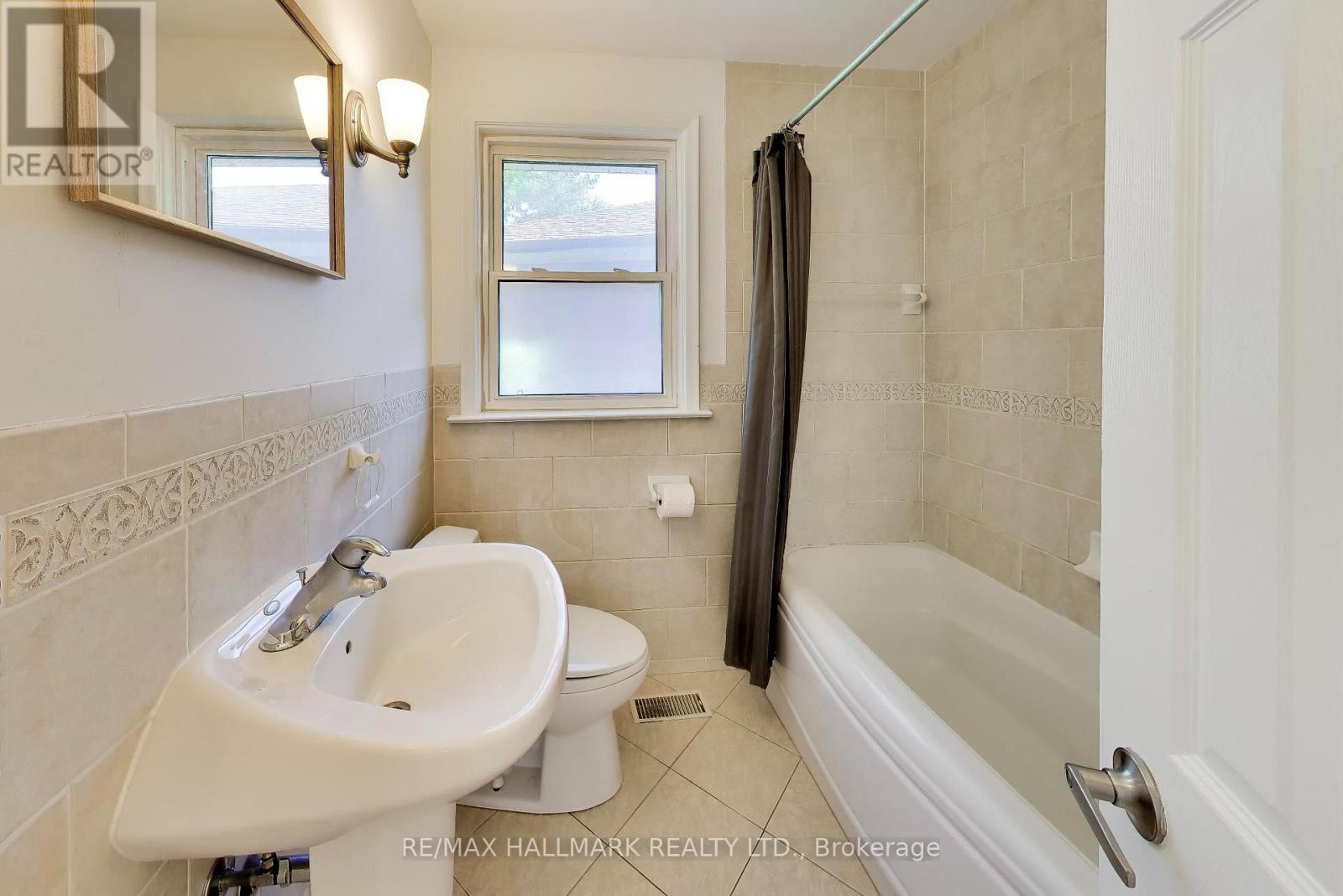 60 Bridesburg Drive, Toronto, Ontario  M9R 2K8 - Photo 19 - W13769618
