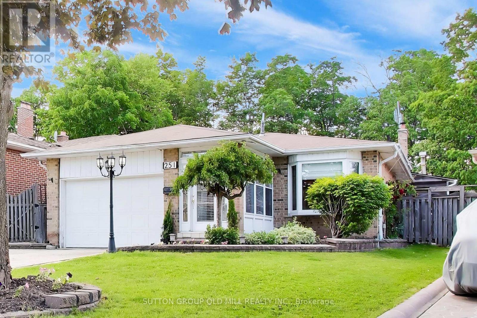 251 CHALFIELD LANE, Mississauga, Ontario