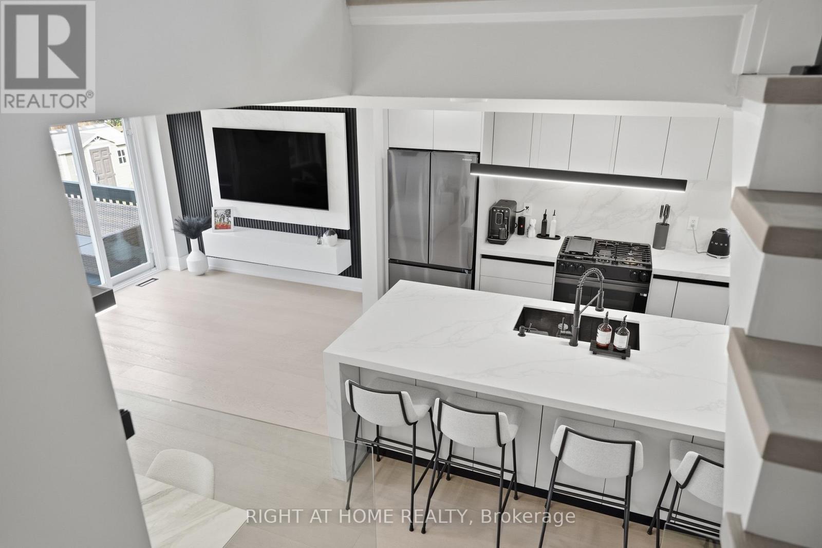 217 Rosanna Crescent, Vaughan, Ontario L6A 2T3 - Photo 5 - N13769944