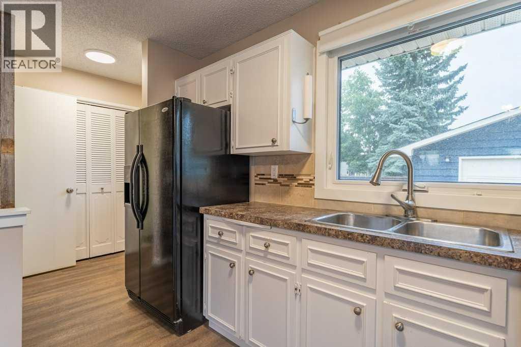 616 Deer Park Way SE, Calgary, Alberta  T2J 5L9 - Photo 12 - A2339757