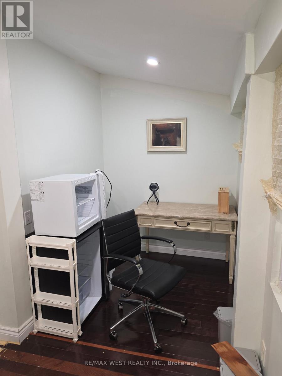 2 - 87 Medland Crescent, Toronto, Ontario  M6P 2N3 - Photo 4 - W13769994