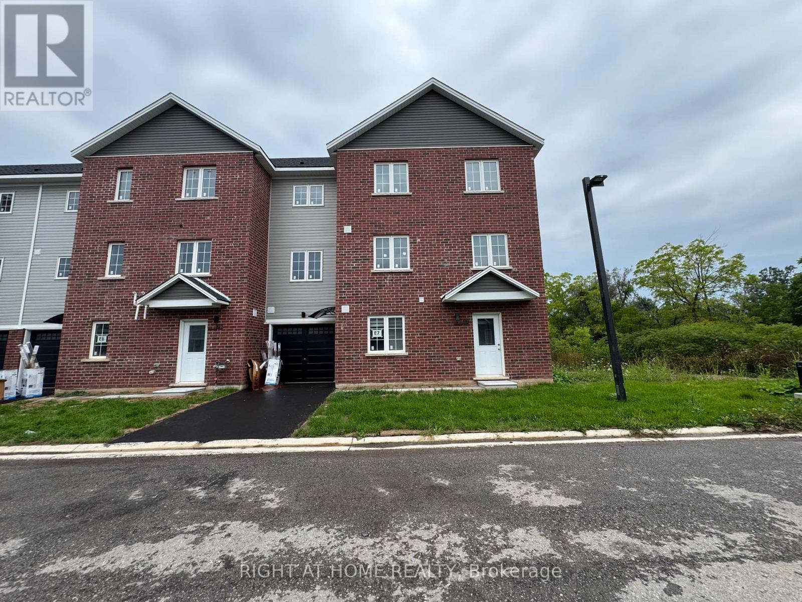 (MAIN) - 99 HIGHRIVER TRAIL, Welland, Ontario