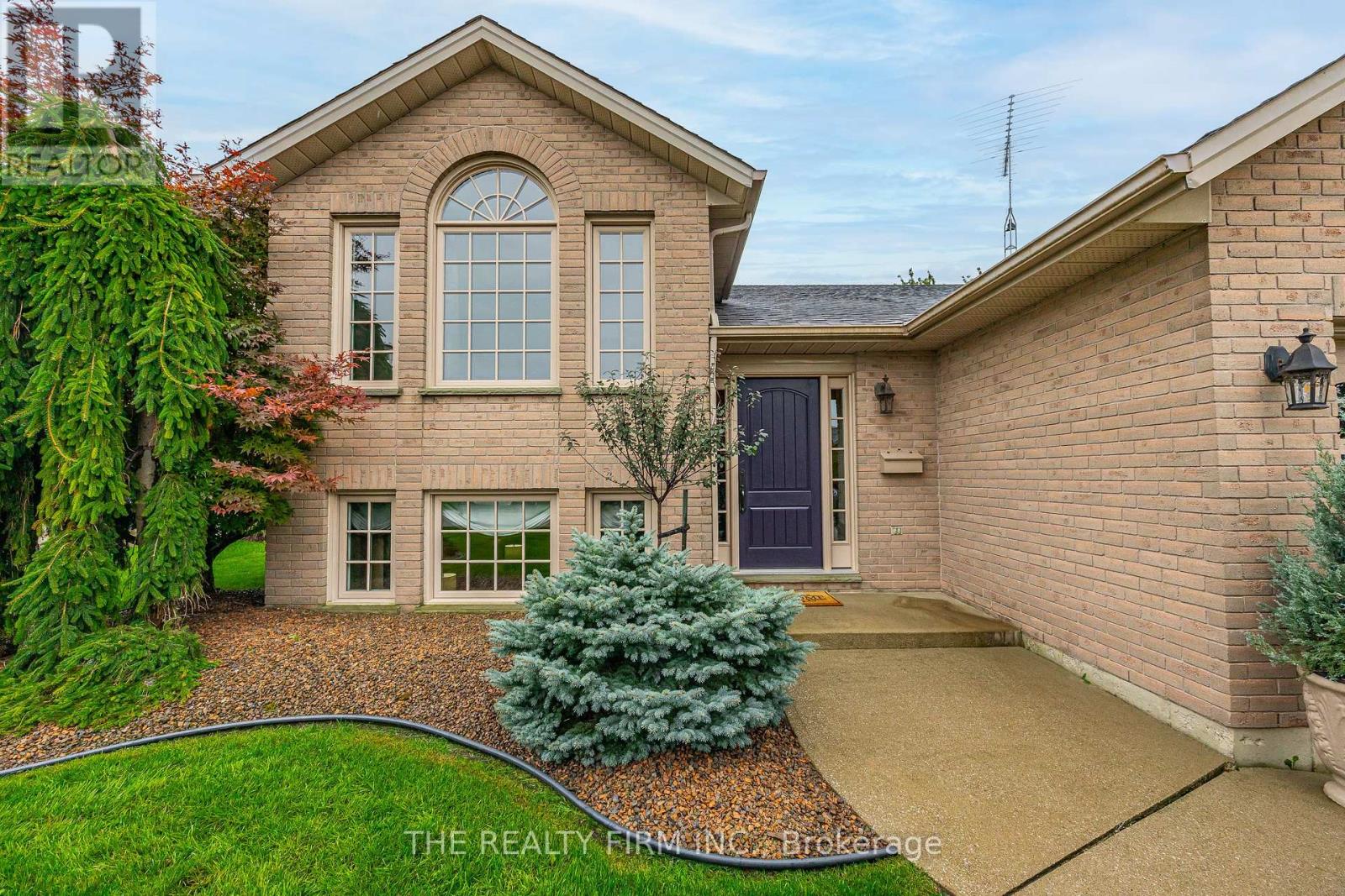 4077 PINE CRESCENT, Petrolia, Ontario