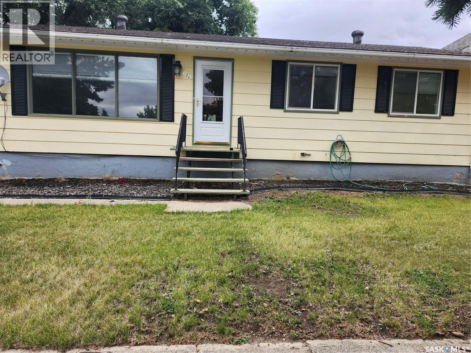 306 3rd AVENUE W photo 1