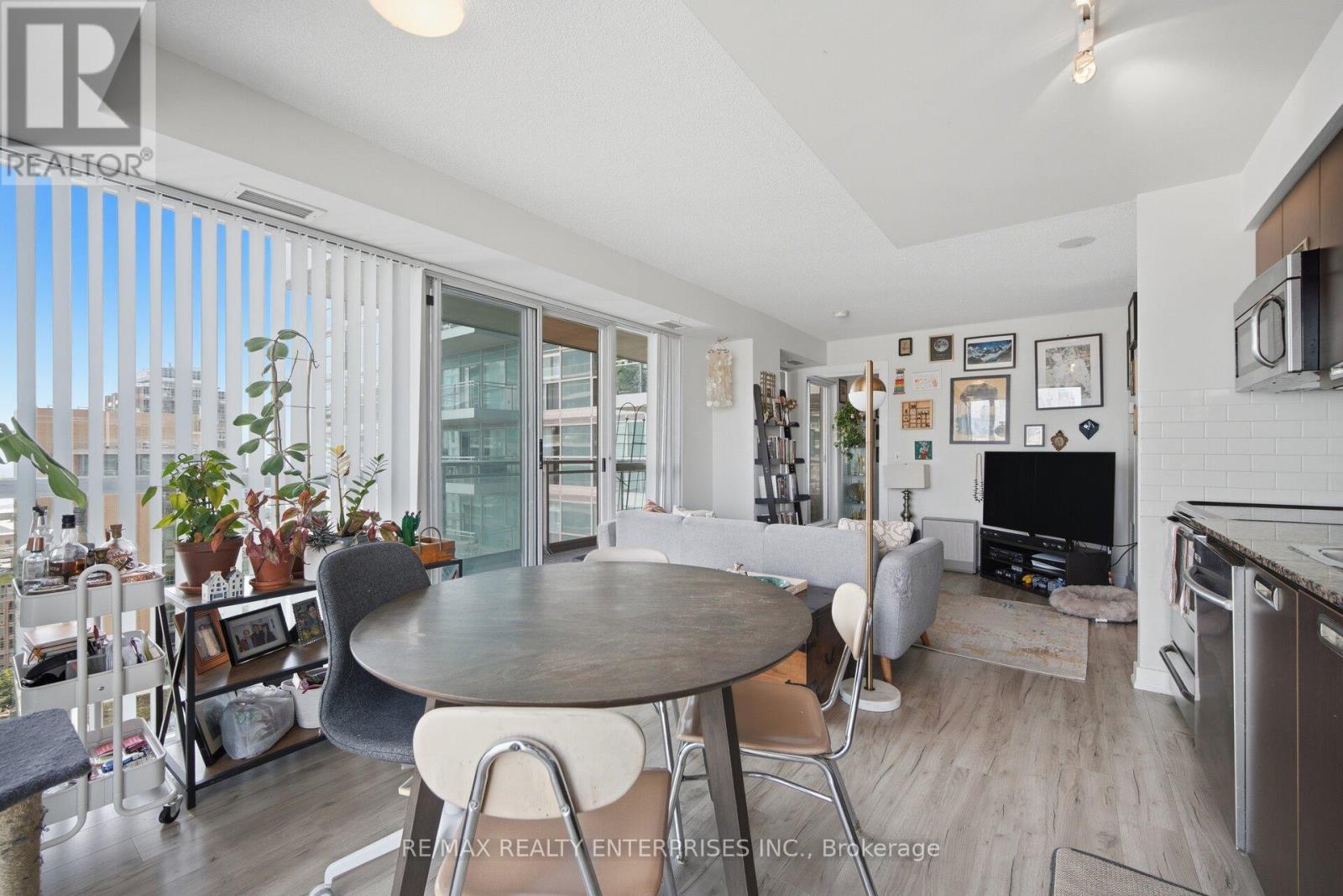 1610 - 100 WESTERN BATTERY ROAD Toronto (Niagara) Ontario Canada M6K3S2 5
