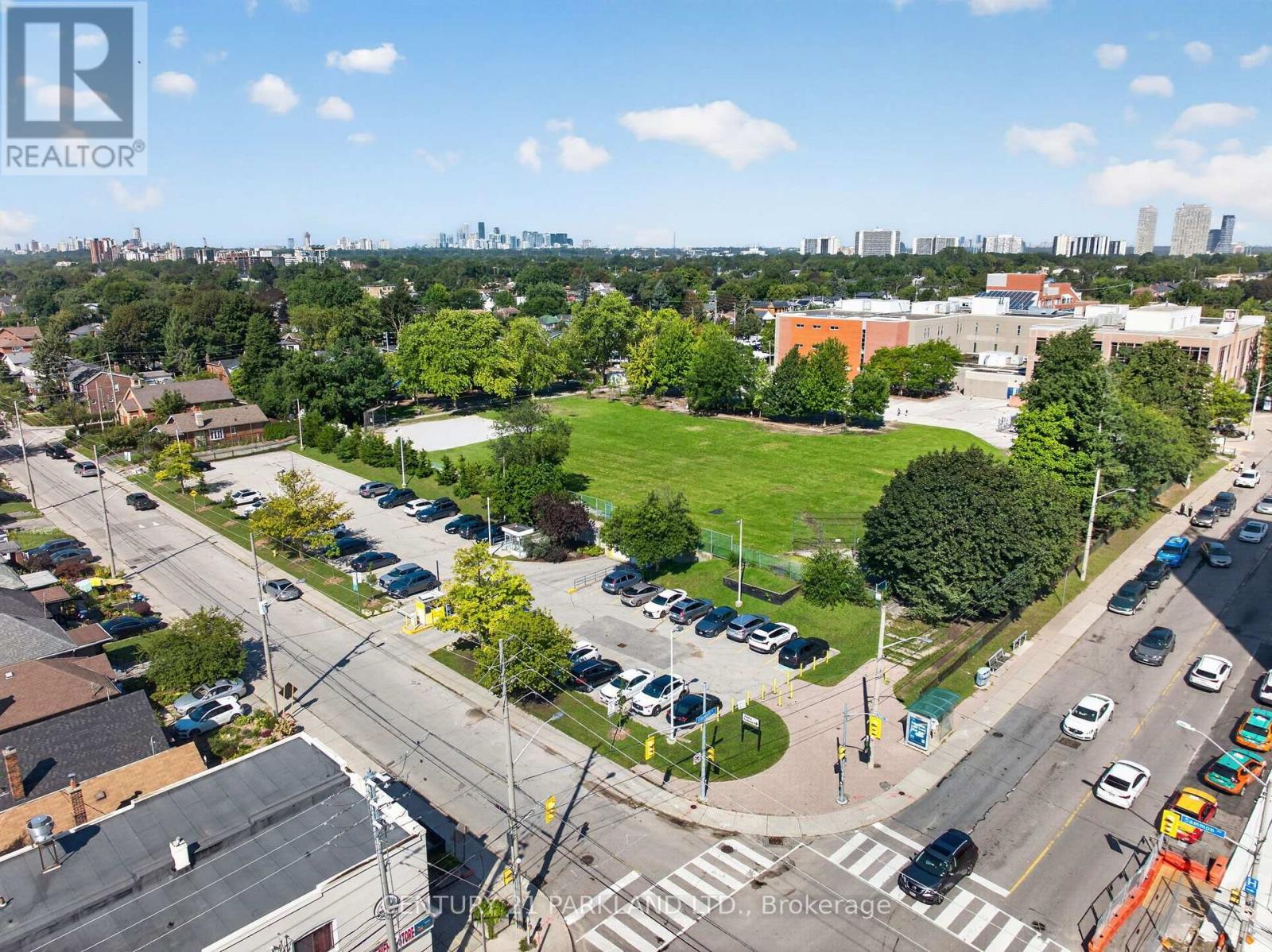 549 Sammon Avenue, Toronto, Ontario  M4J 2B3 - Photo 5 - E13770736