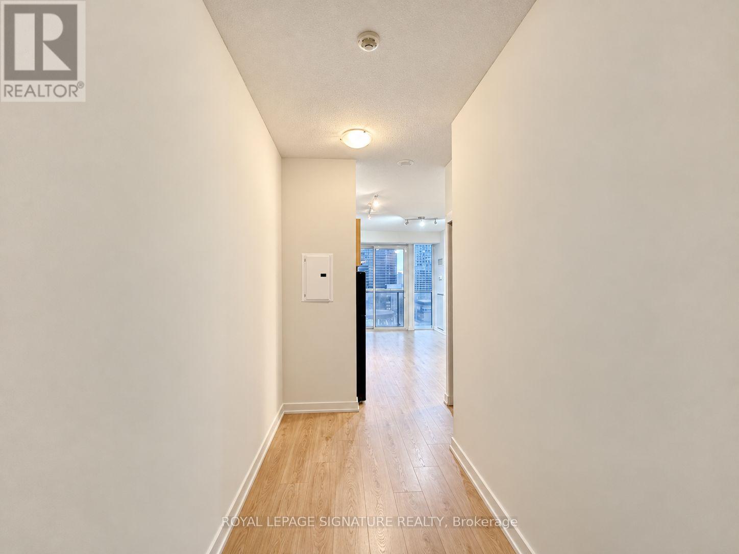 1809 - 126 Simcoe Street, Toronto, Ontario M5H 4E6 - Photo 2 - C13771082