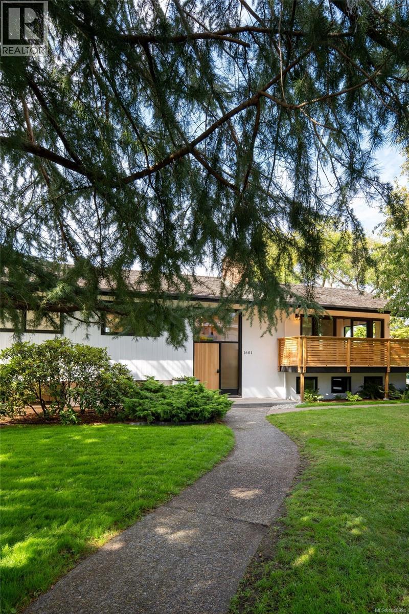 1601 Mileva Lane, Saanich, British Columbia  V8N 2V6 - Photo 76 - 1048994