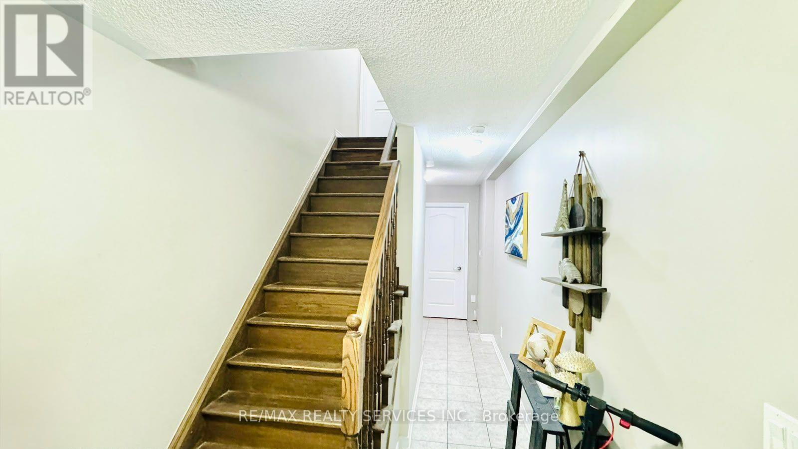 8 Rabbit Run Way, Brampton, Ontario L6Z 0J2 - Photo 4 - W13765906