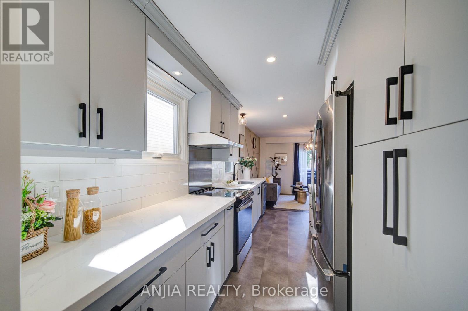 63 Enchanted Hills Crescent, Toronto, Ontario  M1V 3N9 - Photo 17 - E13772236