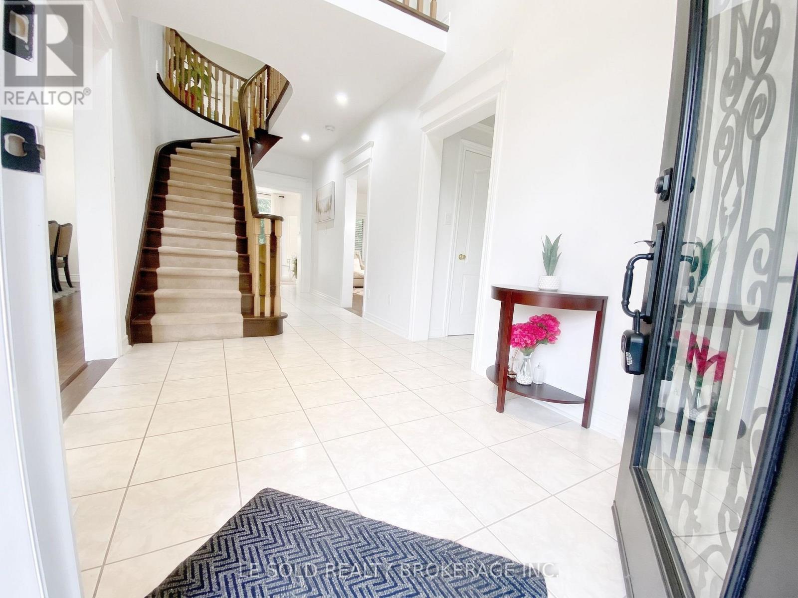 76 Larratt Lane, Richmond Hill, Ontario  L4C 0E2 - Photo 2 - N13760296