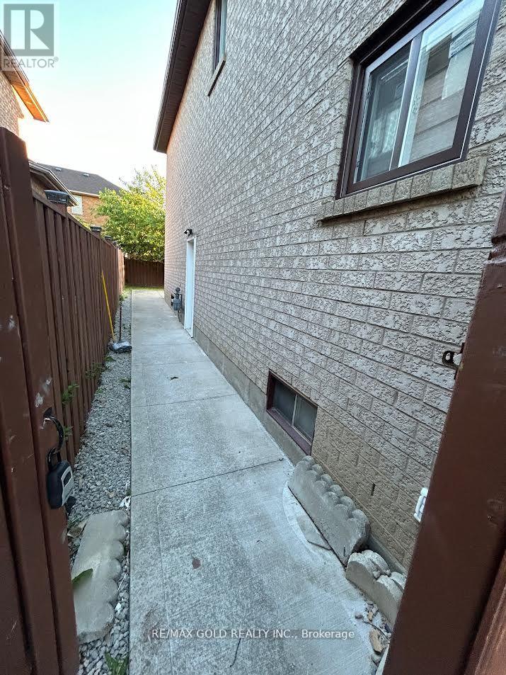 Bsmt - 1028 Fernandez Drive, Mississauga, Ontario  L5V 1W9 - Photo 2 - W13772982