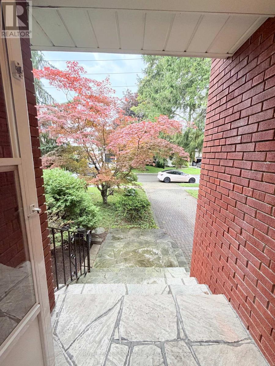 Main - 36 Royalavon Crescent, Toronto, Ontario  M9A 2E8 - Photo 4 - W13772712