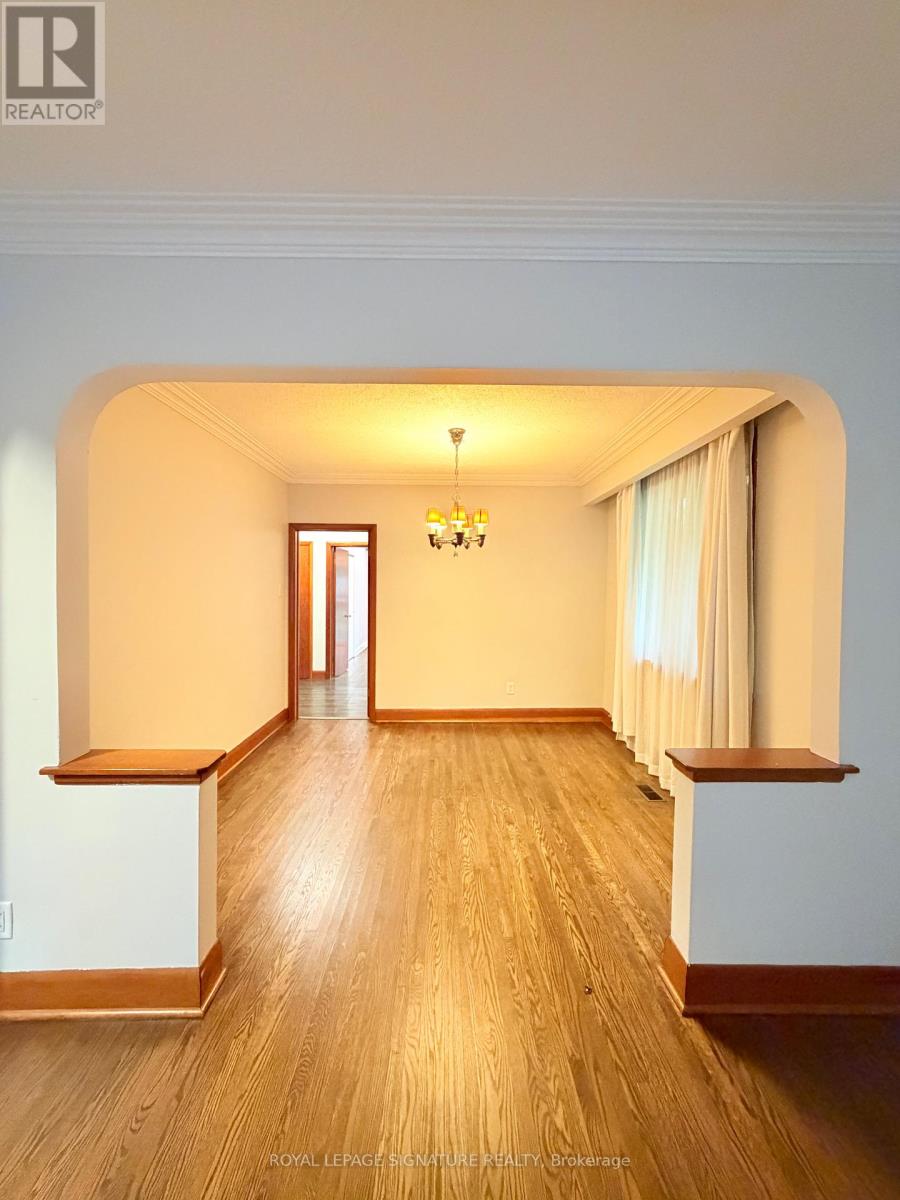 Main - 36 Royalavon Crescent, Toronto, Ontario  M9A 2E8 - Photo 9 - W13772712