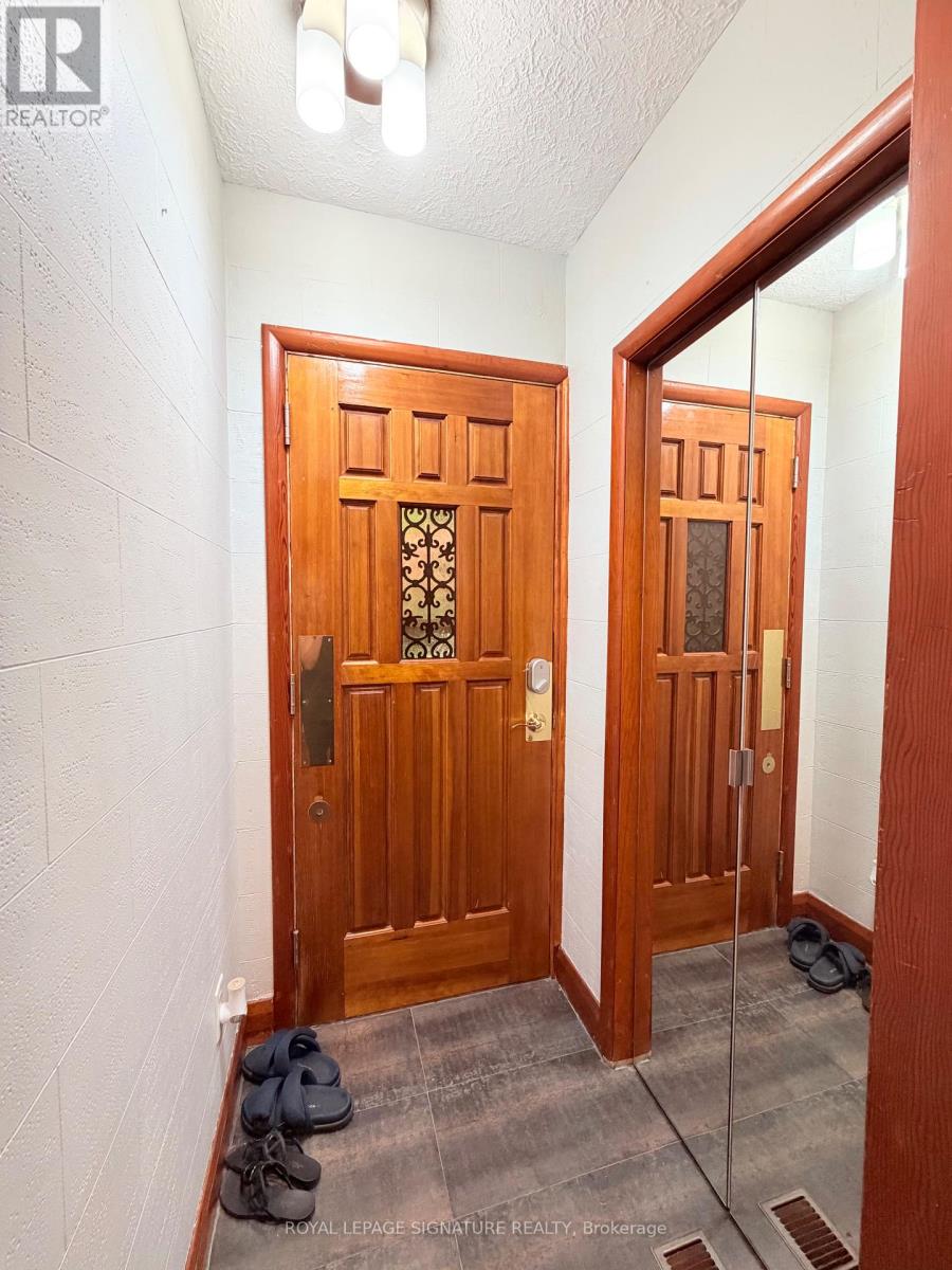 Main - 36 Royalavon Crescent, Toronto, Ontario  M9A 2E8 - Photo 5 - W13772712
