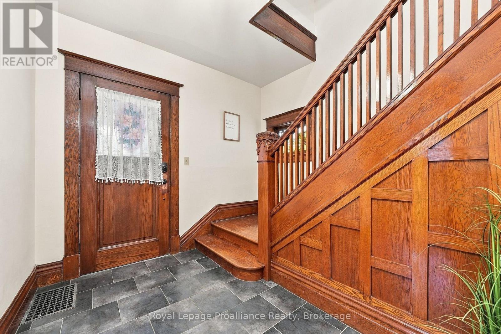 31 Grove Street, Belleville (Belleville Ward), Ontario  K8P 1W1 - Photo 5 - X13773446