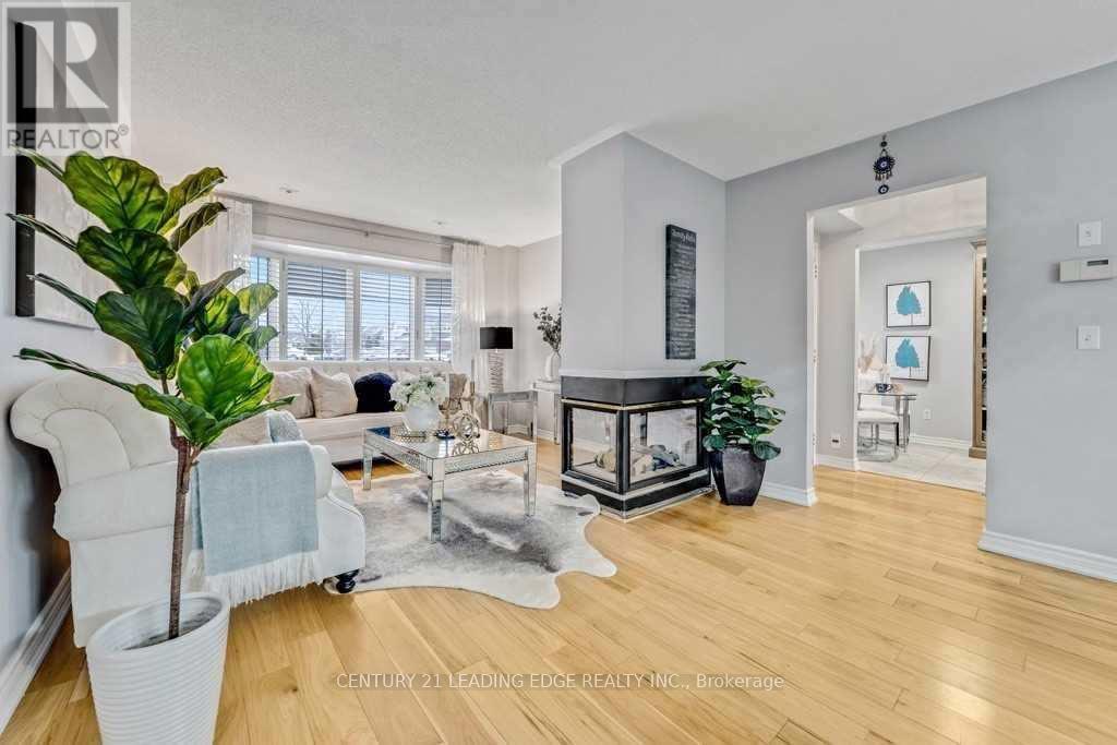 25 Mondeo Drive, Toronto, Ontario  M1P 5B6 - Photo 4 - E13773474