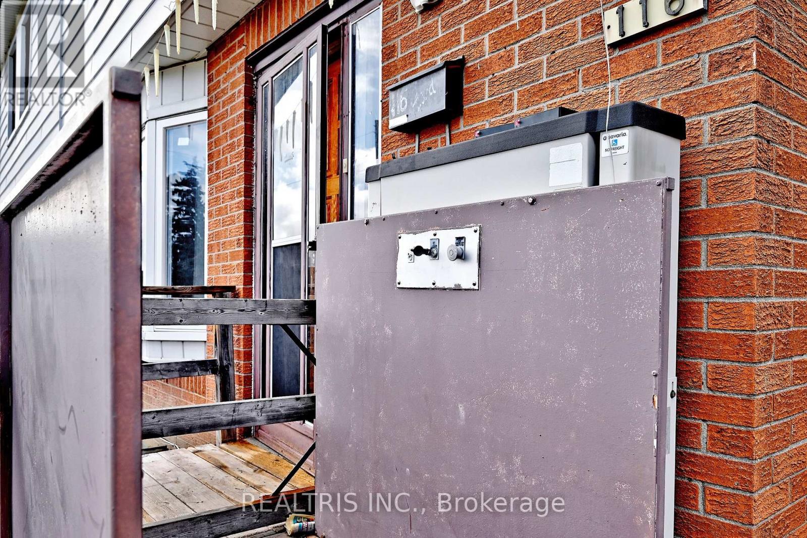 116 Sutherland Avenue, Brampton, Ontario  L6V 2H7 - Photo 4 - W13773324