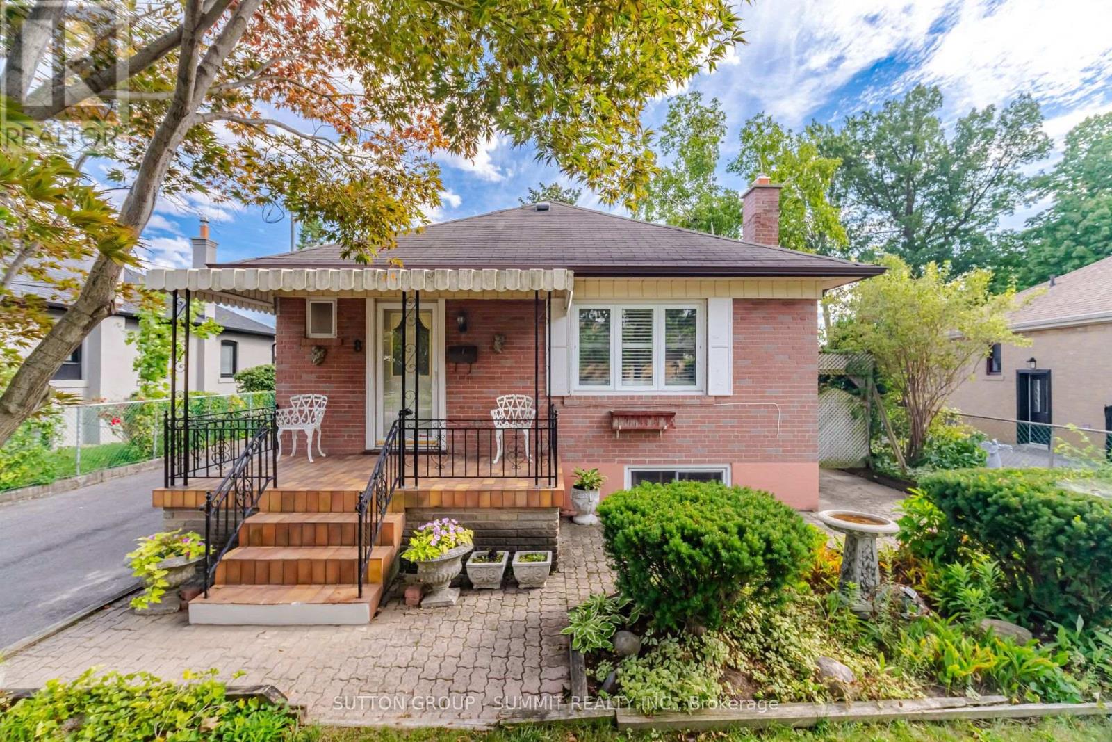 8 WOOLTON CRESCENT, Toronto, Ontario